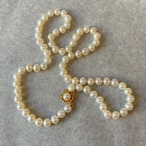 Stunning 14k gold white freshwater Pearl necklace 16.5”